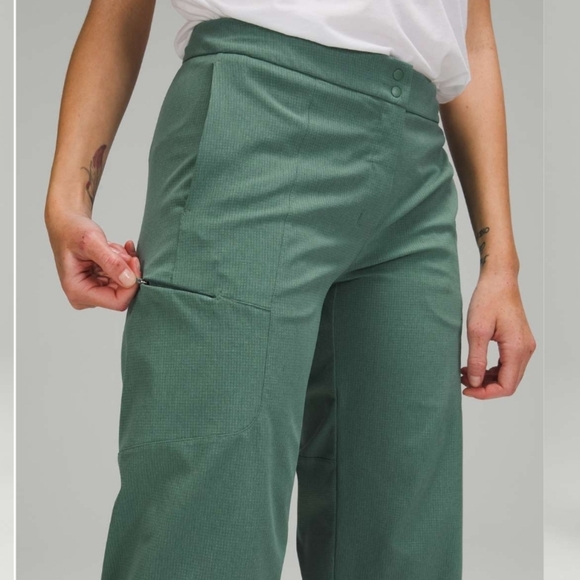 Lululemon Ventlight Cargo Mid Rise Crop Athleisure Pants, Size 10 - Picture 2 of 16